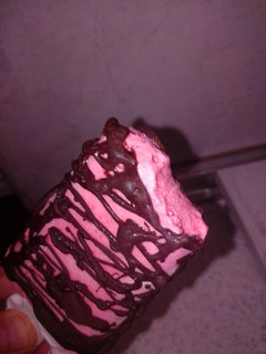 Una foto de Helado de fresa, queso y chocolate negro