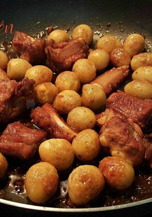 Hình của món Sườn non rim mặn với trứng cút.