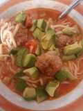 Albóndigas con caldillo y fideos