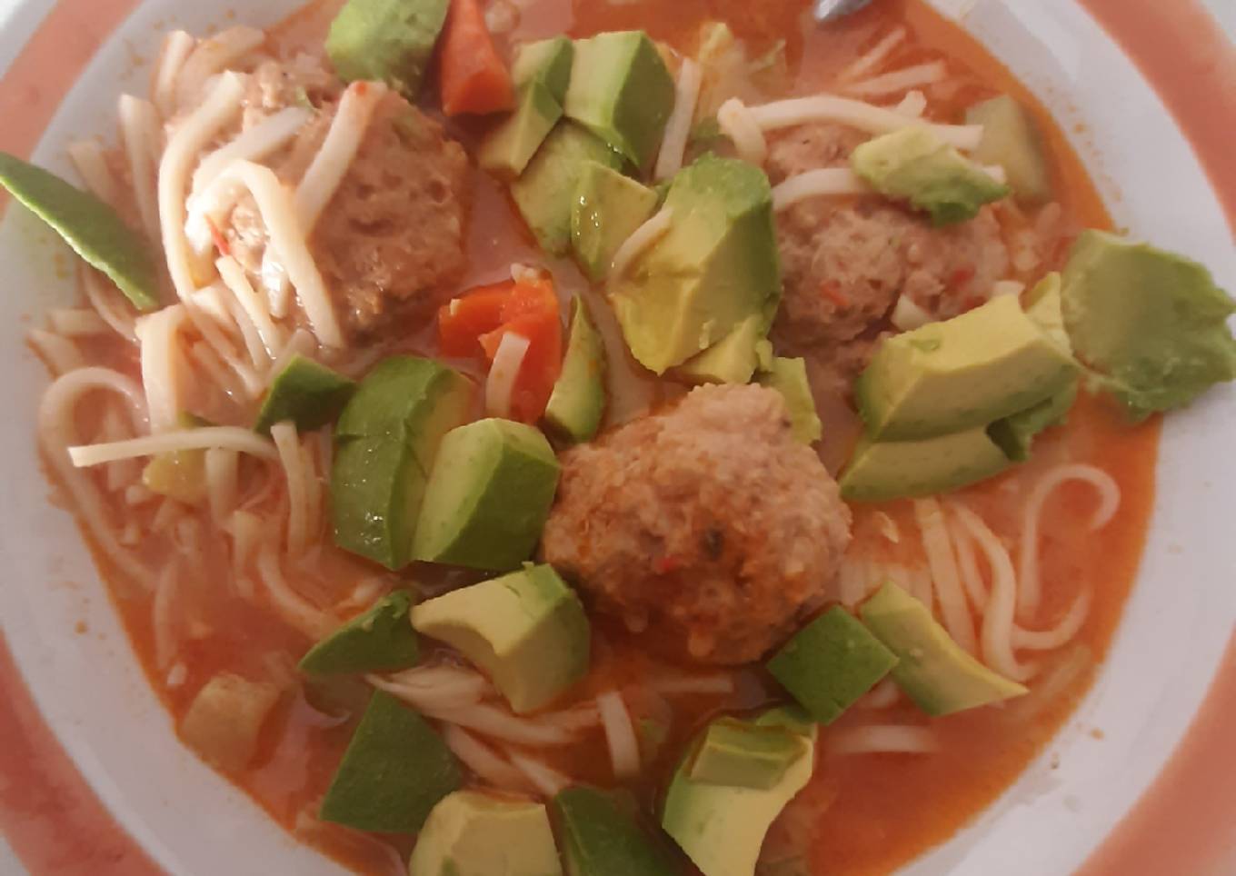 Albóndigas con caldillo y fideos