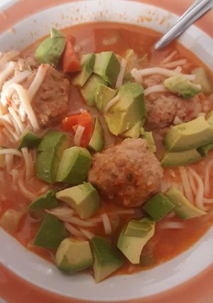 Una foto de Albóndigas con caldillo y fideos