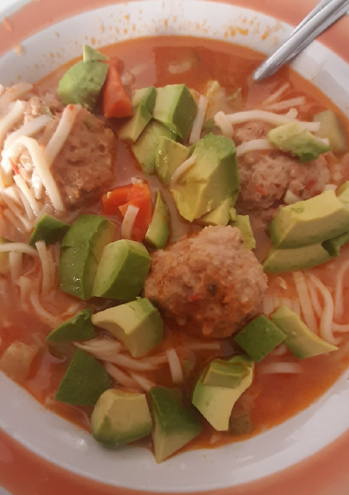 Una foto de Albóndigas con caldillo y fideos