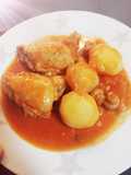 Pollo guisado con champiñones y patatinos