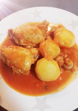 Una foto de Pollo guisado con champiñones y patatinos