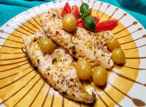 Foto di Nasello al cartoccio con uva, zenzero, limone e pepe di Sichuan