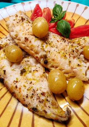 Foto di Nasello al cartoccio con uva, zenzero, limone e pepe di Sichuan