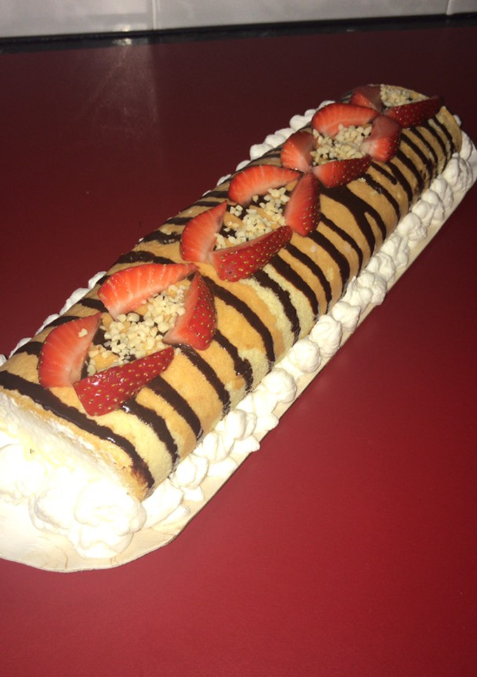 Una foto de Bracito relleno de nata y fresas