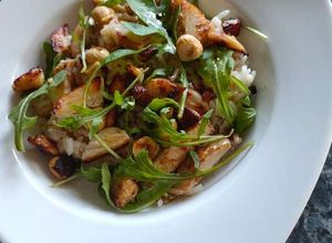 Une photo de Poulet, Roquette, & Noisettes