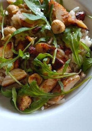Une photo de Poulet, Roquette, & Noisettes