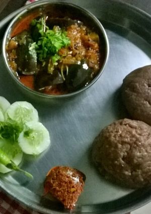 A picture of Ragi Mudde (Sankatti) with Spicy Brinjal Curry (Guti Vankaya).