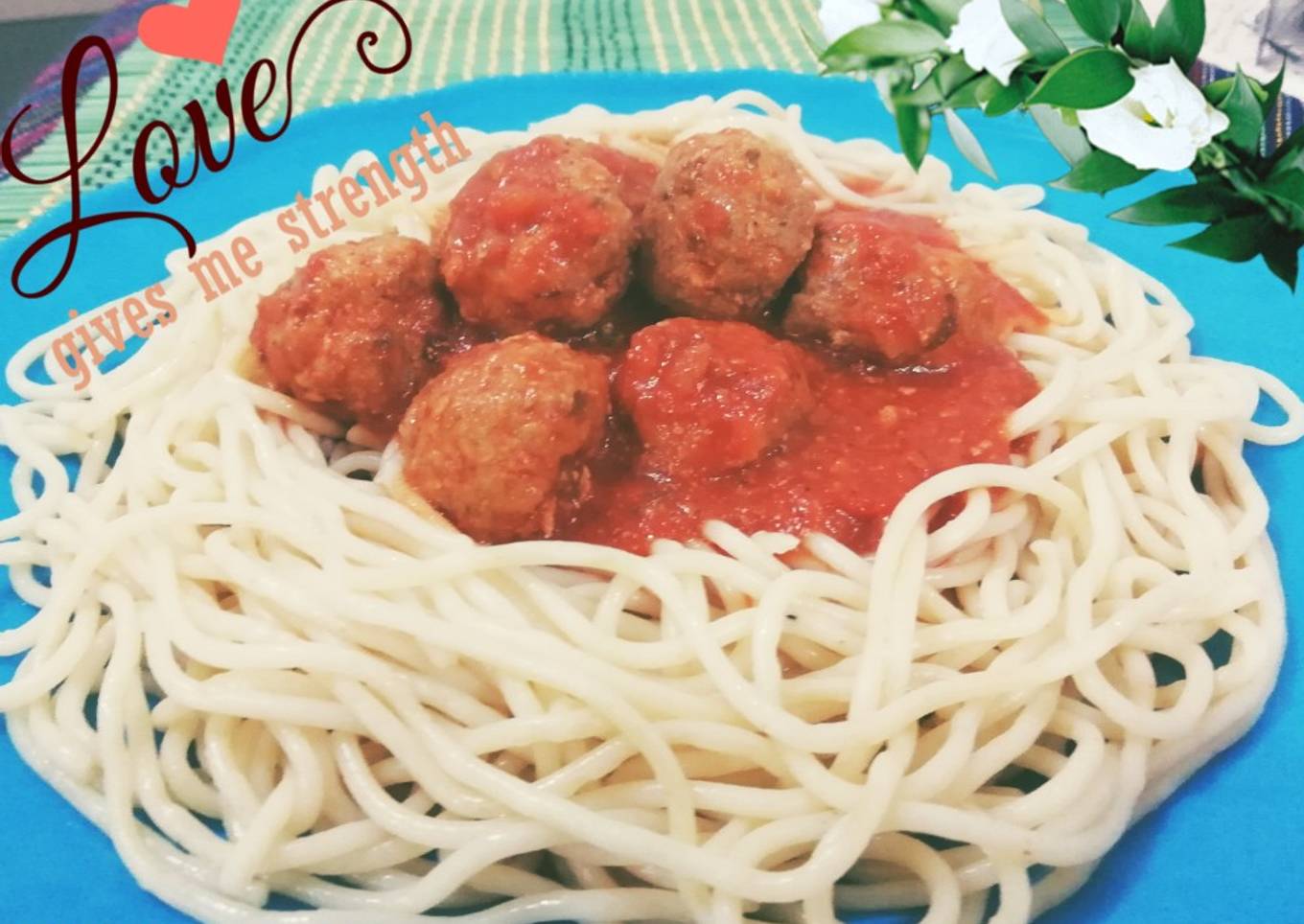 Espagueti con albóndigas mini