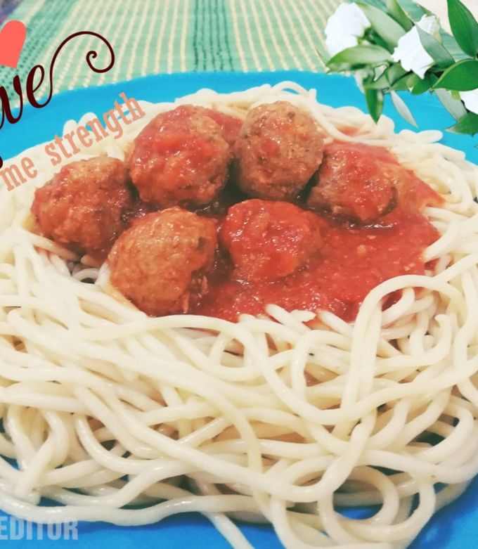 Una foto de Espagueti con albóndigas mini