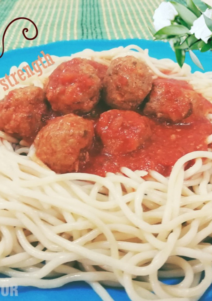 Una foto de Espagueti con albóndigas mini