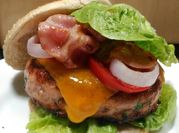 Una foto de hamburguesa cheddar bacon