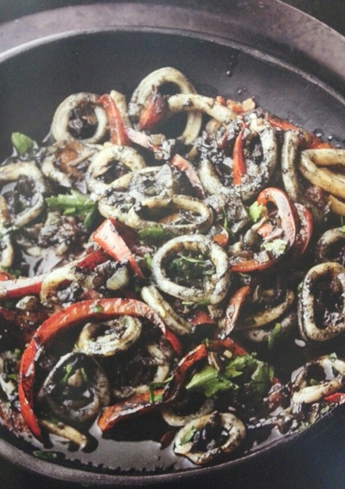 Una foto de Calamares en su tinta