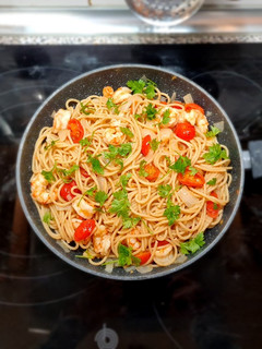 Una foto de Espaguetis con gambas y tomates cherry