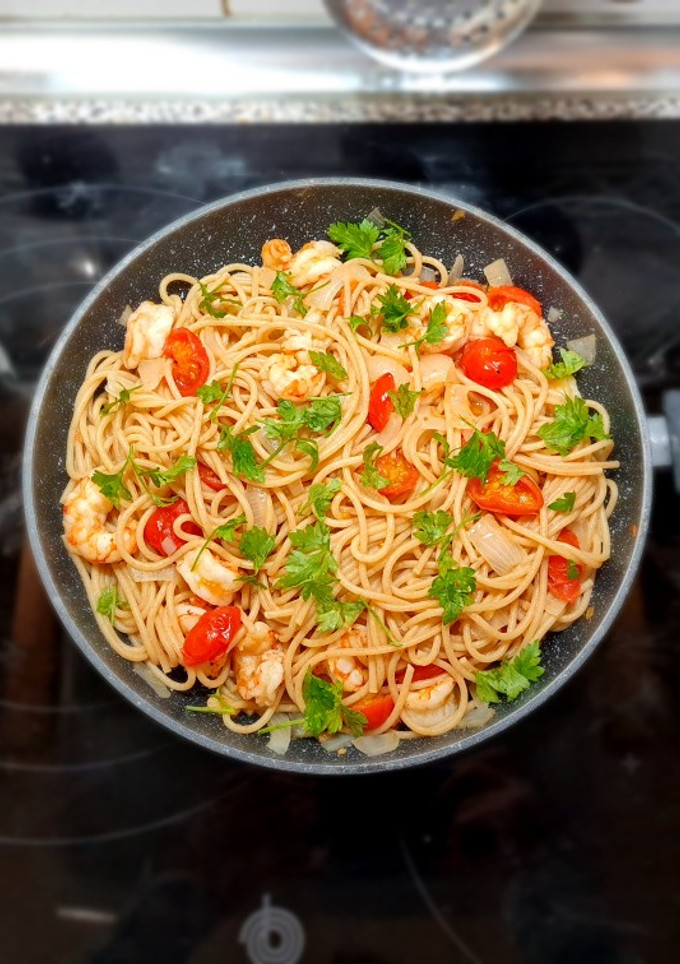 Una foto de Espaguetis con gambas y tomates cherry