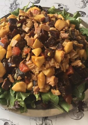 Une photo de Salade composée betteraves jambon blanc pommes roquette tomates raisins roquefort curry et miel