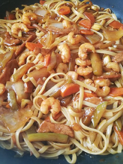 Una foto de Tallarines chinos tres delicias 🥡