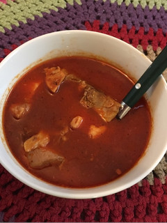 Una foto de Codillo de puerco en chile guajillo