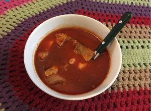 Una foto de Codillo de puerco en chile guajillo