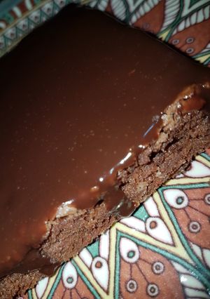 Foto de Bolo de chocolate cremoso com calda quente