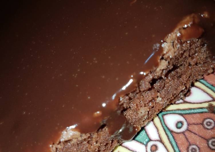 Bolo de chocolate cremoso com calda quente