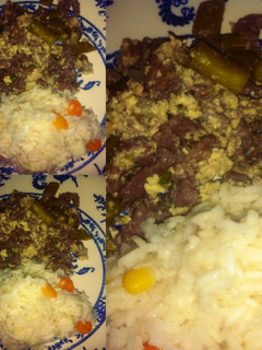 Una foto de Carne y habichuelas enhuevadas