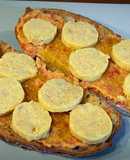 Tostadas con tomate y butifarra de huevo