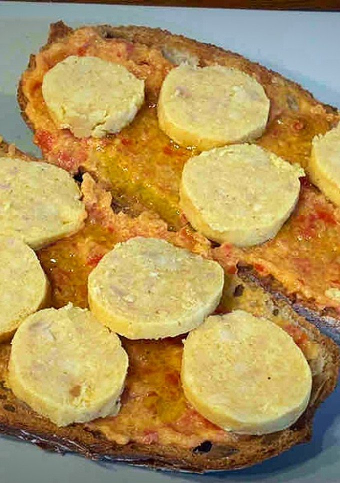 Una foto de Tostadas con tomate y butifarra de huevo
