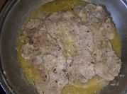 Una foto de chuletas de aguja en salsa