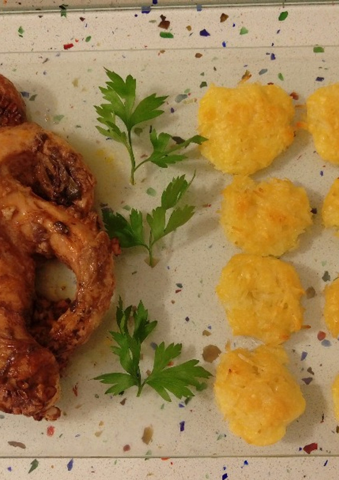 Una foto de Pulpo en salsa con albóndigas de arroz y queso