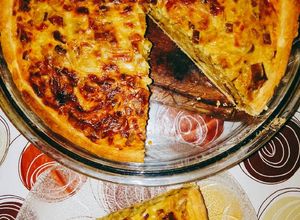 Una foto de Tarta de puerro, cebolla y queso