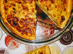 Una foto de Tarta de puerro, cebolla y queso