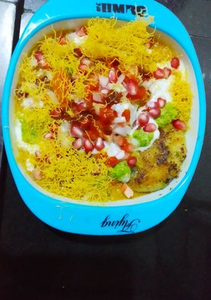 A picture of રગડા પેટીસ.