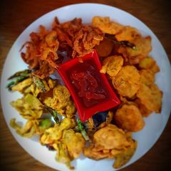 A picture of Veggie pakoda platter.