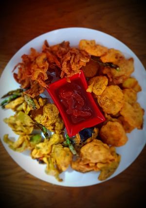 A picture of Veggie pakoda platter.