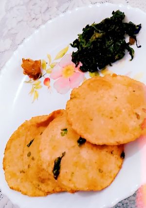 यूपी स्टाइल उड़द दाल के साथ पालक की कुरकुरी खस्ता कचौड़ी रेसिपी मुख्य फोटो