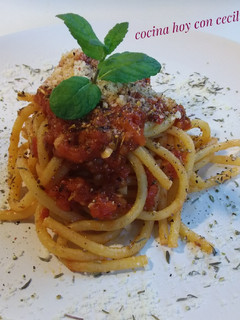 Una foto de Espaguetis con salsa de tomate a la provenzal