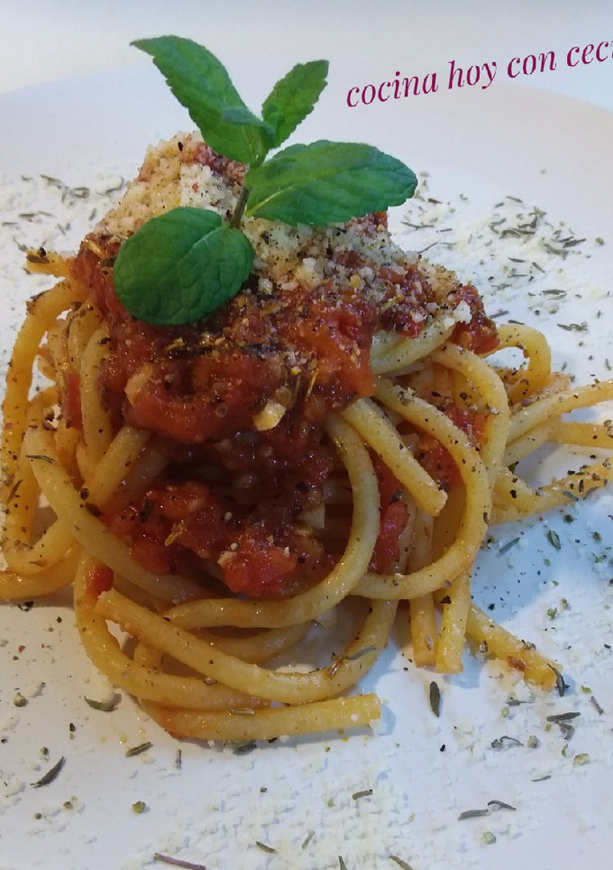 Una foto de Espaguetis con salsa de tomate a la provenzal