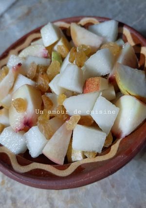 Une photo de Salade de fruits frais de saison, melon, poire et pêche plate 🍈🍐🍑