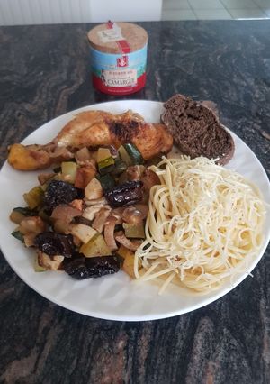 Une photo de Poulet d'automne aux cèpes, pruneaux et courgettes !