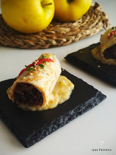 Una foto de Crepes de morcilla con puré de manzana encebollada