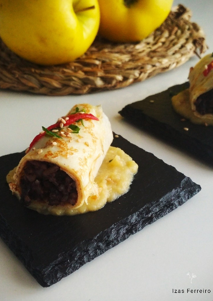 Una foto de Crepes de morcilla con puré de manzana encebollada