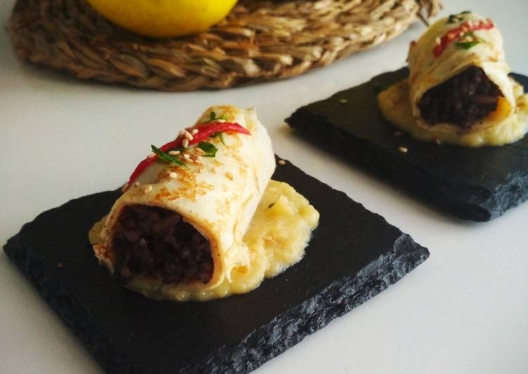 Crepes de morcilla con puré de manzana encebollada