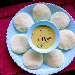 A picture of Idli with coconut Chutni.