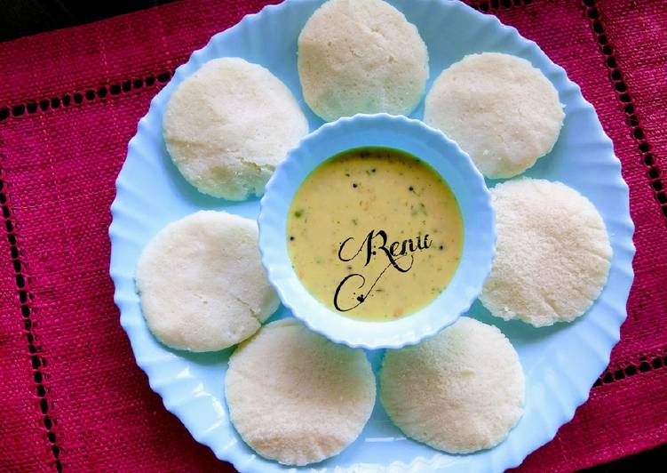 Idli with coconut Chutni
