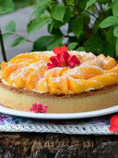 Una foto de Tarta de crema pastelera y duraznos🍑
