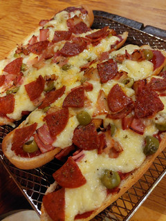 Una foto de Mini pizzas en pan