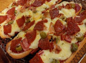 Una foto de Mini pizzas en pan
